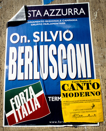 Neapel, Berlusconi singt